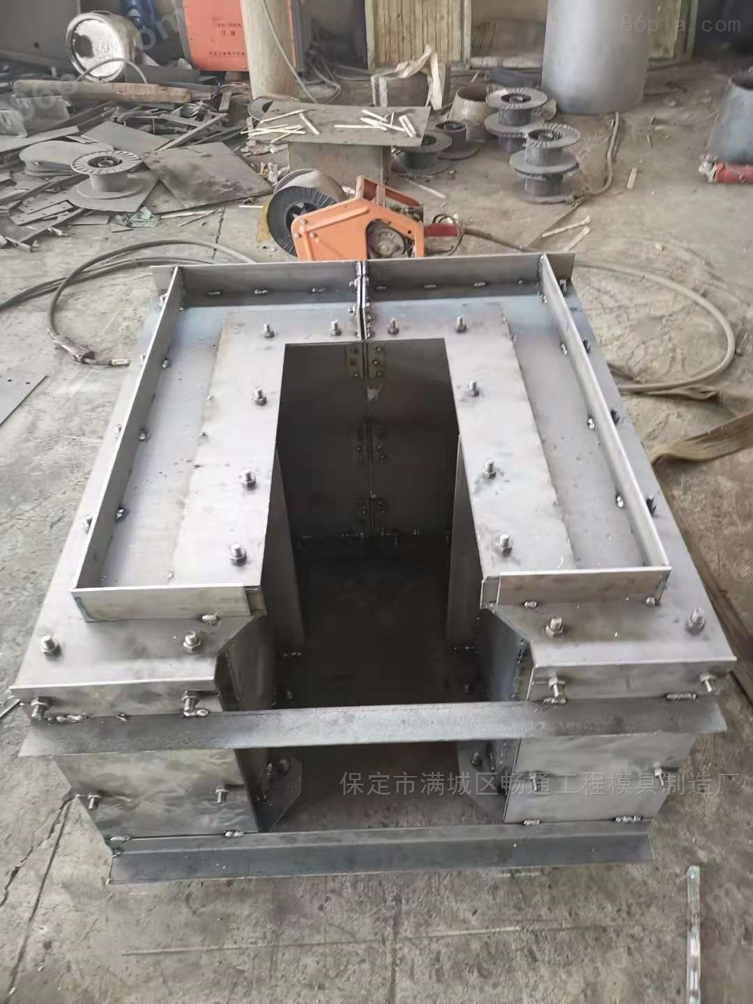 水泥预制U型槽钢模具