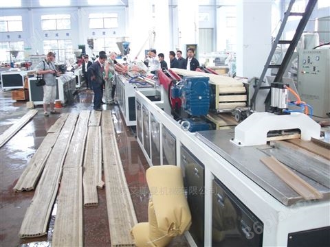 江苏艾斯曼机械专业生产护墙板设备厂家