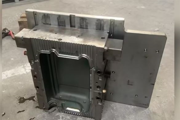 EMJ020约12L带加强筋堆码桶吹塑模具